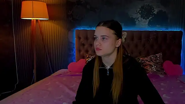 LuisaClover online show from November 28, 2025, 1:25 pm