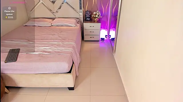 iam nicolle online show from November 8, 2025, 1:44 pm