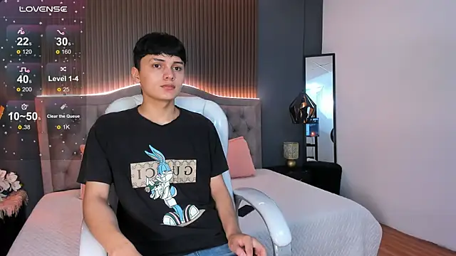 Maxii18  online show from November 12, 2025, 7:13 pm