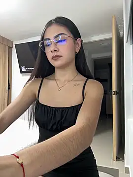 IslaCole online show from May 27, 2026, 2:52 am