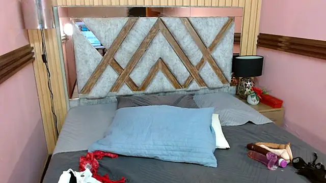 Snapshot of Emma_Kiut_ chatting on December 1, 2025, 6:35 pm Emma Kiut online show from December 1, 2025, 6:35 pm