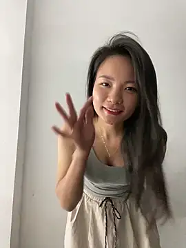 Bee Yellow00 online show from October 28, 2025, 5:04 pm