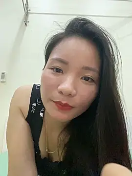 Bee Yellow00 online show from November 6, 2025, 4:24 am