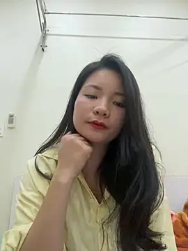 Bee Yellow00 online show from December 19, 2025, 5:36 am