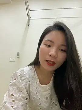 Bee Yellow00 online show from December 22, 2025, 5:48 am