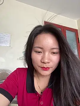 Bee Yellow00 online show from June 12, 2026, 2:32 am