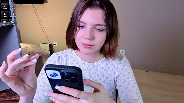 PollyRouge   online show from February 4, 2026, 8:47 pm