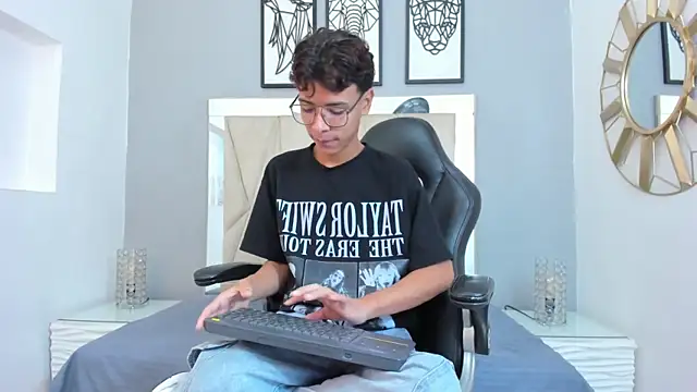 Snapshot of adams_bobby chatting on November 21, 2025, 11:31 am adams bobby online show from November 21, 2025, 11:31 am