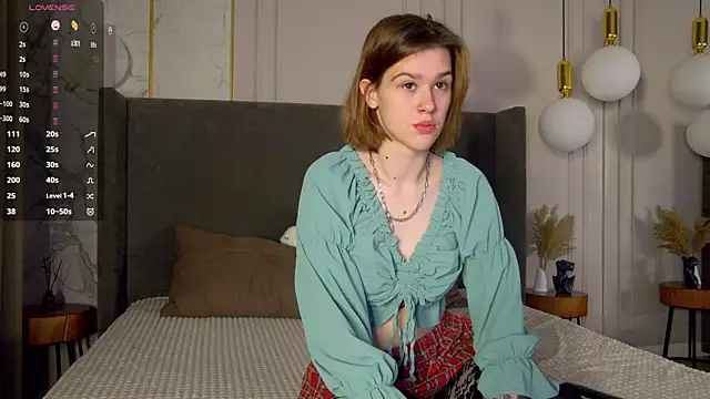 LoraPuffs online show from November 17, 2025, 4:46 pm