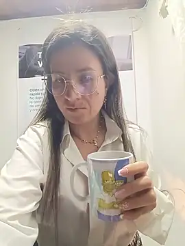 Snapshot of Valentina--1 chatting on May 22, 2026, 10:10 am Valentina--1 online show from May 22, 2026, 10:10 am