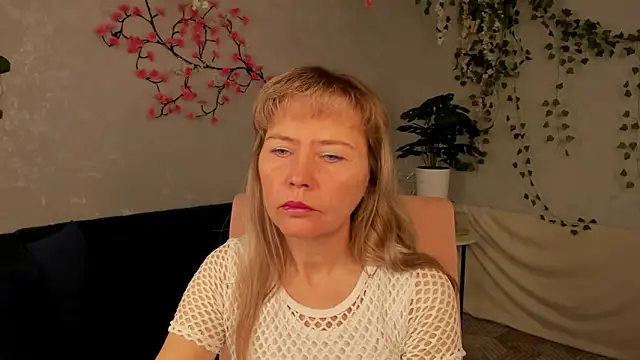 Carla Vogue online show from November 17, 2025, 3:12 am