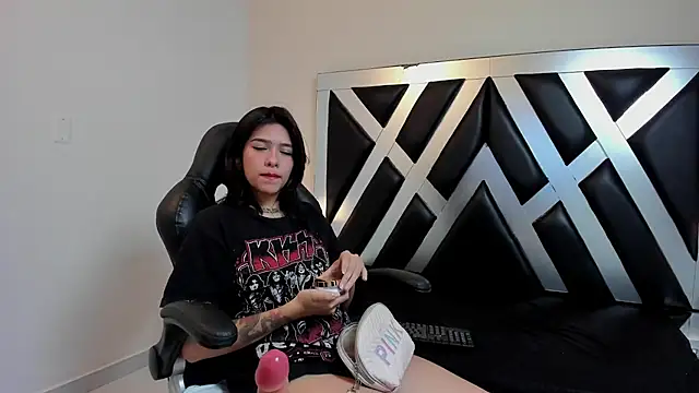 CloePerson online show from November 28, 2025, 11:57 am