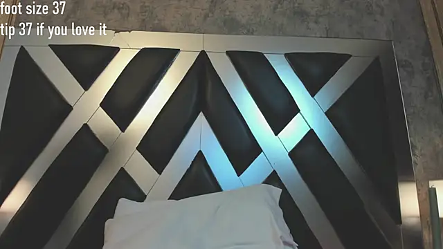 CloePerson online show from April 4, 2026, 11:57 pm