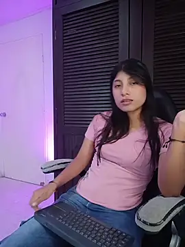 YeseniaRodriguez3 online show from April 13, 2026, 12:32 pm