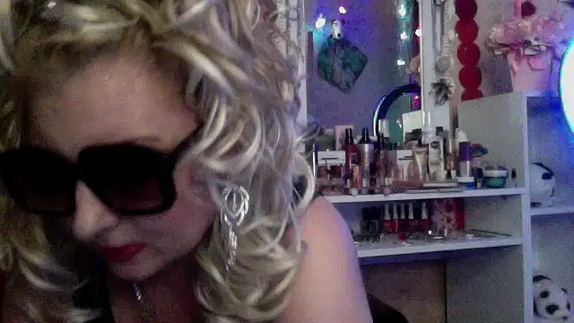 xHot Amazonq online show from December 3, 2025, 9:13 pm