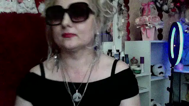 xHot Amazonq online show from April 1, 2026, 8:50 pm