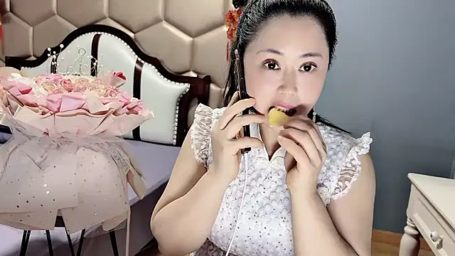 yaoyao22678 online show from April 15, 2026, 2:18 am