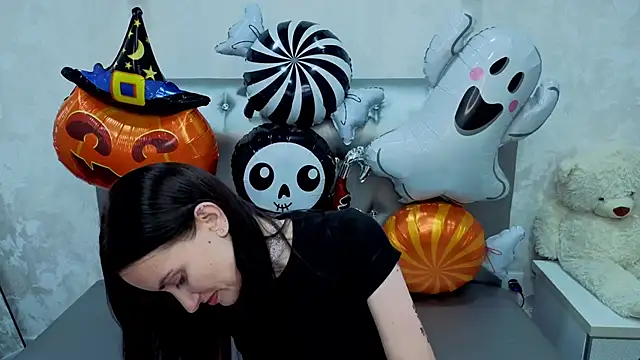 Michellee Adamss online show from October 27, 2025, 6:45 pm