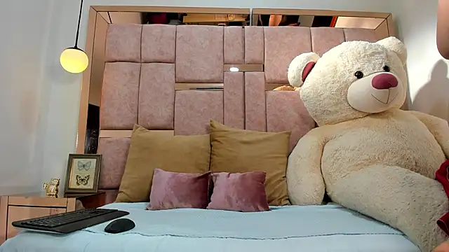 naomy sexy  online show from November 21, 2025, 12:15 pm