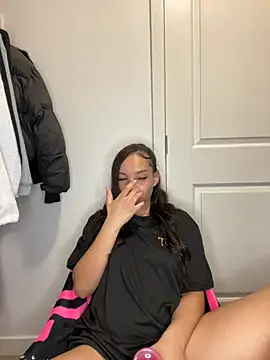 nikkiloveee online show from December 3, 2025, 5:48 am