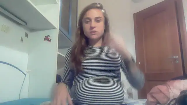 SinnEmily online show from December 18, 2025, 5:52 pm