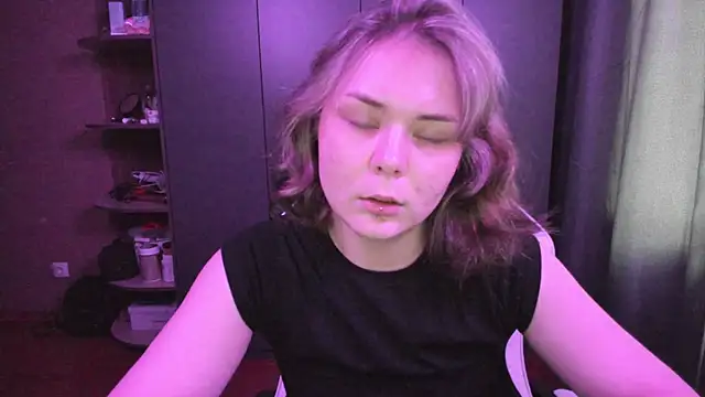 sophia lix online show from November 24, 2025, 4:12 am