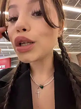 Snapshot of Kissy_Moon chatting on November 9, 2025, 3:10 pm Kissy Moon online show from November 9, 2025, 3:10 pm