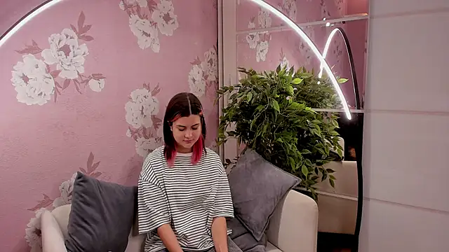 SharieTenuta online show from November 1, 2025, 11:34 am