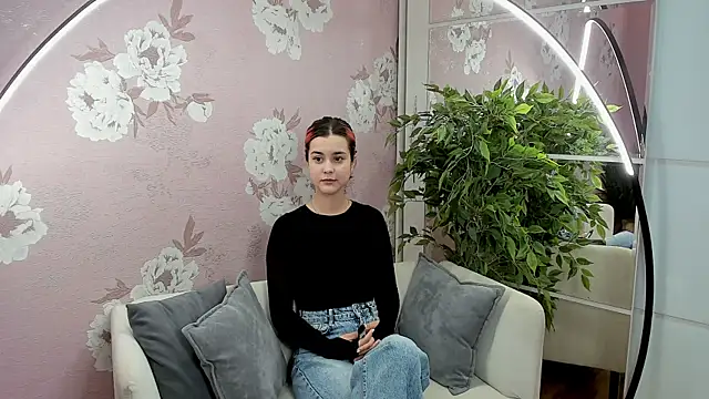 SharieTenuta online show from November 3, 2025, 9:43 am