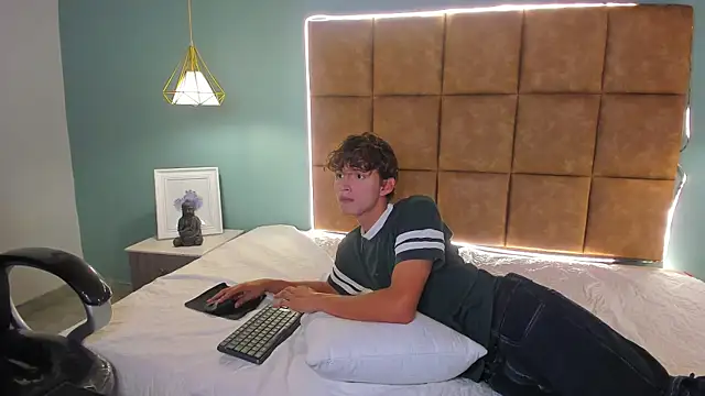 Snapshot of NicolasFerrer18 chatting on November 9, 2025, 7:34 pm NicolasFerrer18 online show from November 9, 2025, 7:34 pm