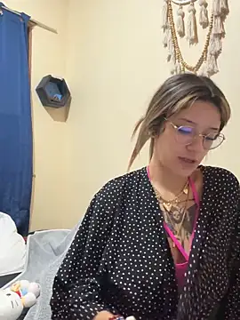 xsuusy online show from October 28, 2025, 10:01 pm