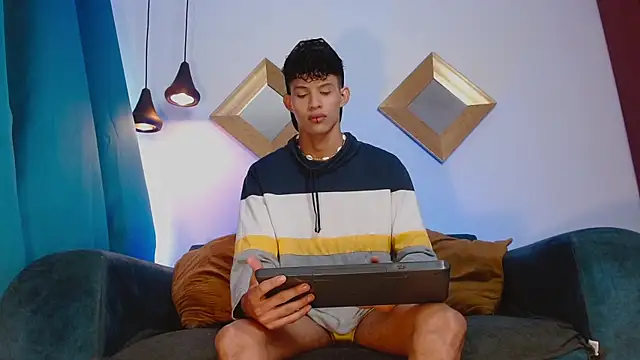 KamiSuarez online show from November 1, 2025, 1:13 pm