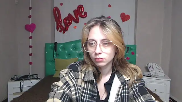 TracyLll online show from February 1, 2026, 6:12 am