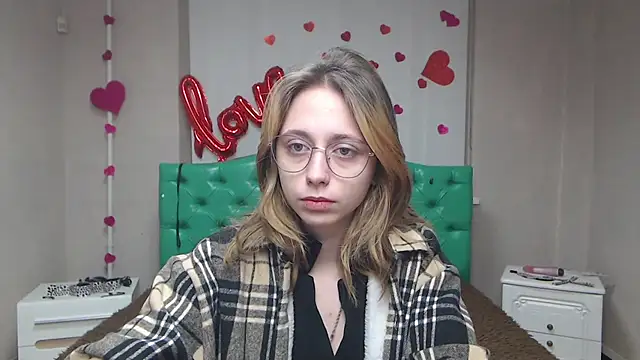 TracyLll online show from February 16, 2026, 6:31 am