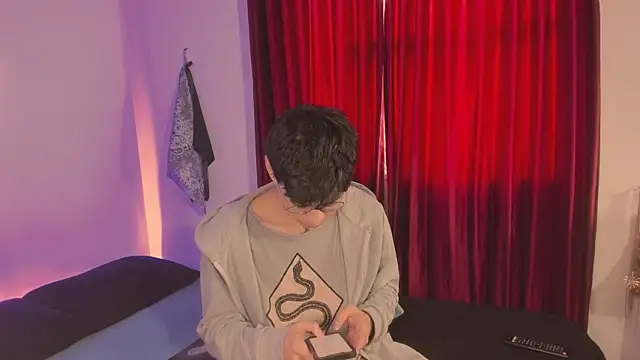 estmonnn online show from November 15, 2025, 9:21 pm