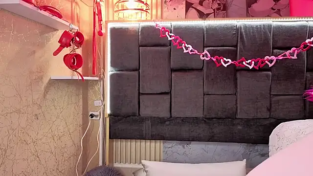 Snapshot of Im-Lola chatting on February 12, 2026, 9:43 pm Im-Lola online show from February 12, 2026, 9:43 pm