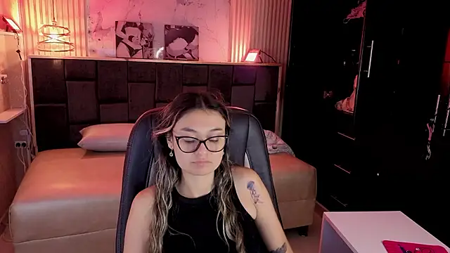 Snapshot of Im-Lola chatting on February 27, 2026, 8:42 pm Im-Lola online show from February 27, 2026, 8:42 pm