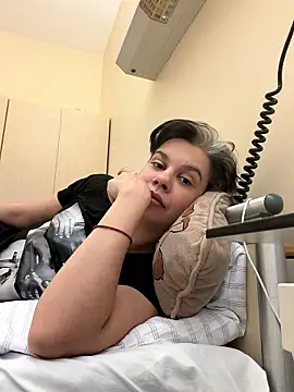 Snapshot of Carolineisback chatting on February 2, 2026, 8:02 am Carolineisback online show from February 2, 2026, 8:02 am