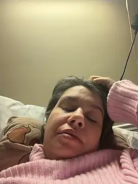 Snapshot of Carolineisback chatting on March 4, 2026, 5:08 pm Carolineisback online show from March 4, 2026, 5:08 pm