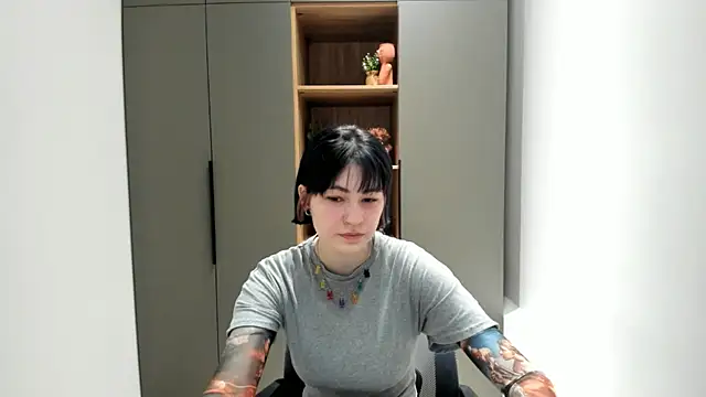 GloriaLemanski online show from November 2, 2025, 3:42 am