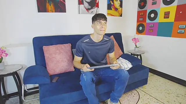 AlessioVitale online show from November 22, 2025, 12:04 pm