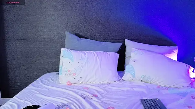 Ania rose online show from November 12, 2025, 8:08 pm