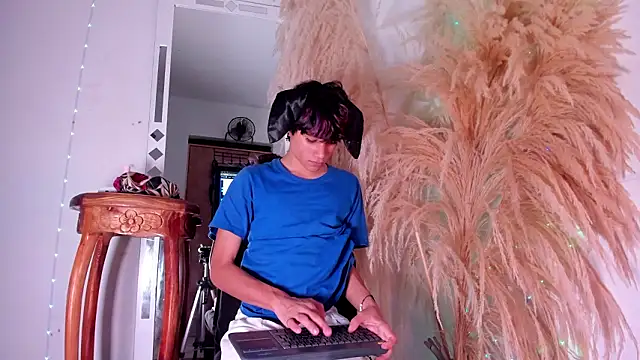 Leo Glow online show from March 4, 2026, 11:22 pm