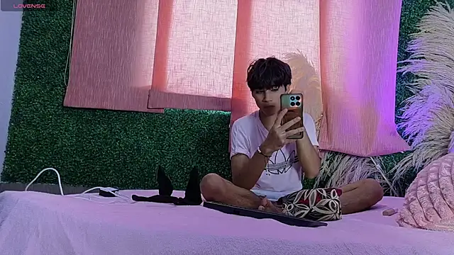 Leo Glow online show from March 5, 2026, 11:01 pm