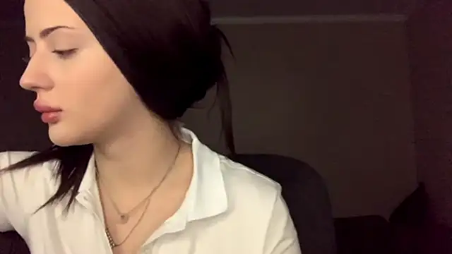 Snapshot of RuthGarner chatting on October 31, 2025, 2:40 pm RuthGarner online show from October 31, 2025, 2:40 pm