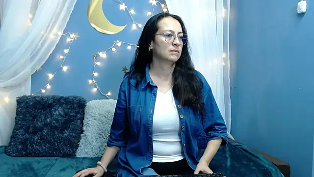 Lauryn Jones online show from December 18, 2025, 4:57 pm