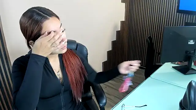 desk desire online show from December 17, 2025, 11:16 am