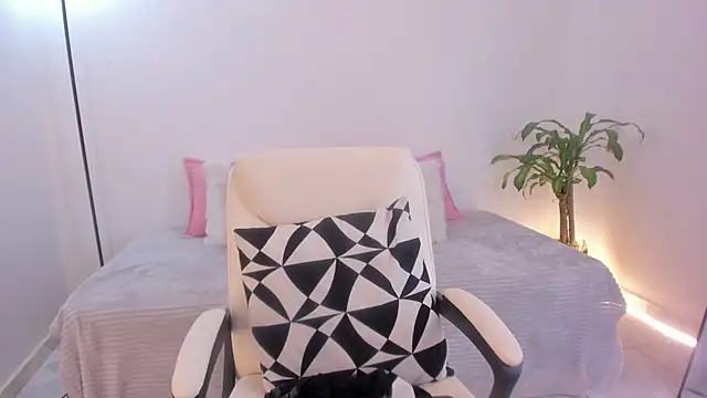  Hanna Williams  online show from March 24, 2026, 8:47 pm