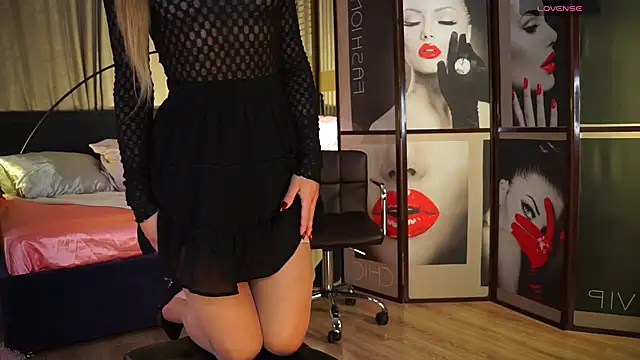 Nikki  Amour online show from November 17, 2025, 8:42 am