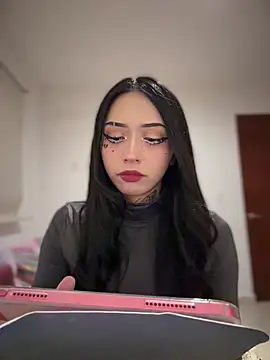 JIORYOvO online show from April 21, 2026, 3:13 am